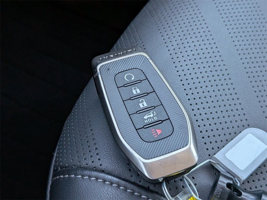 2025 INFINITI QX80 LUXE