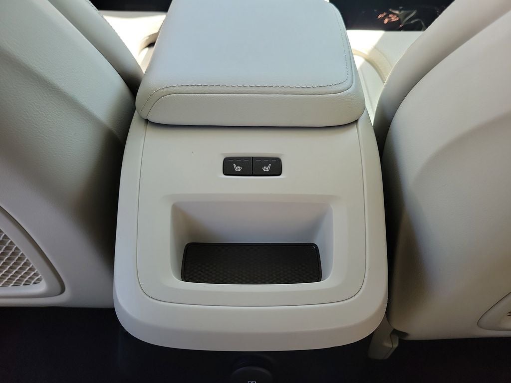 2023 Volvo XC60 Ultimate Bright Theme