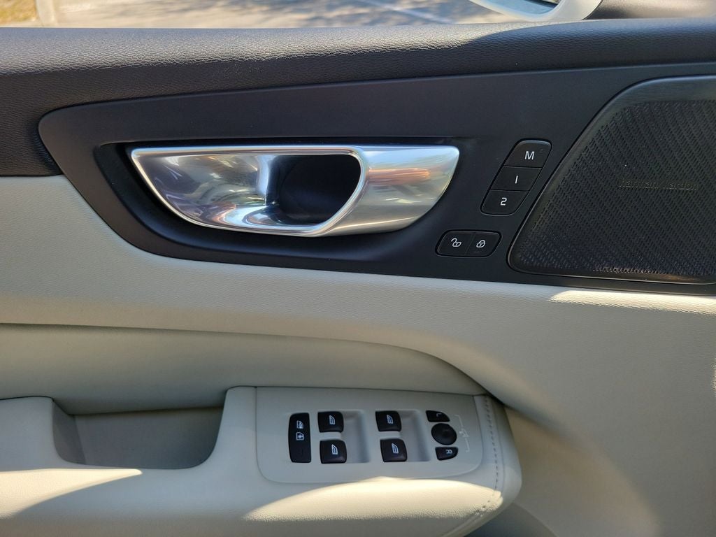 2023 Volvo XC60 Ultimate Bright Theme