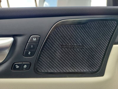 2023 Volvo XC60 Ultimate Bright Theme