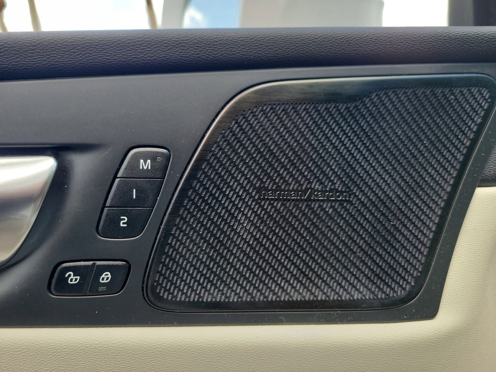 2023 Volvo XC60 Ultimate Bright Theme