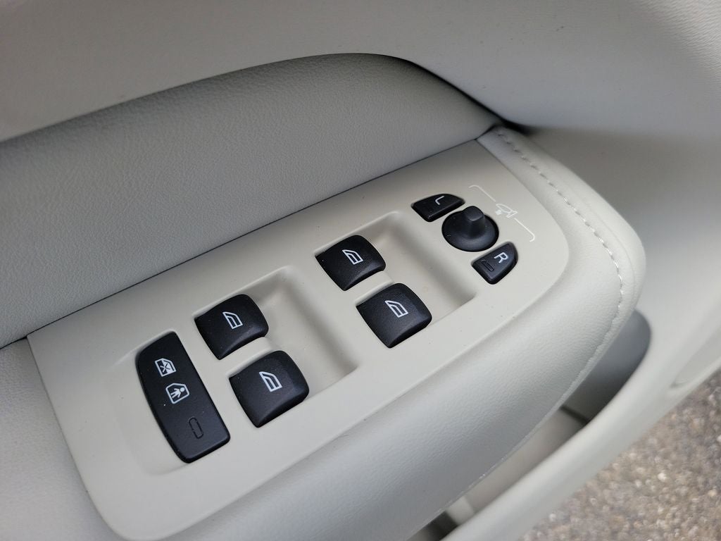2023 Volvo XC60 Ultimate Bright Theme