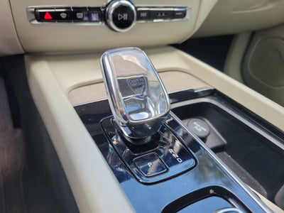 2023 Volvo XC60 Ultimate Bright Theme