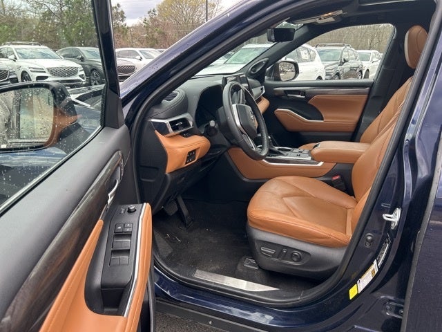 2023 Toyota Highlander Hybrid Platinum