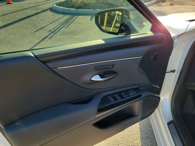 2023 Lexus ES 300h Luxury