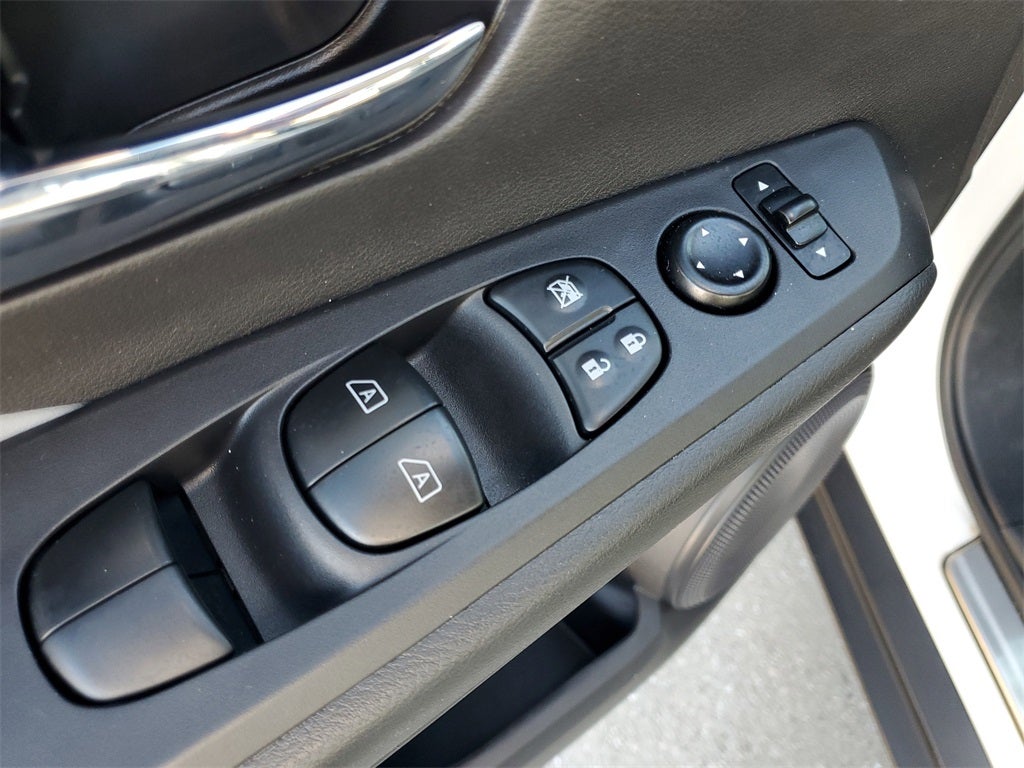 2022 Nissan Kicks SR