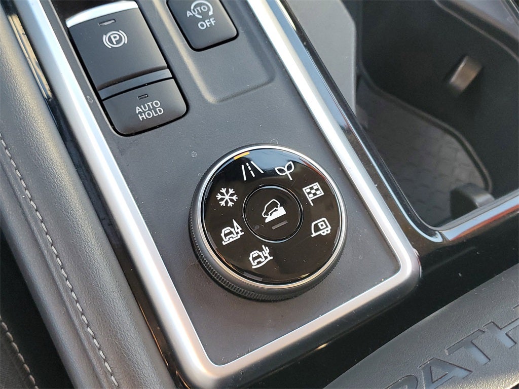 2025 Nissan Pathfinder SV