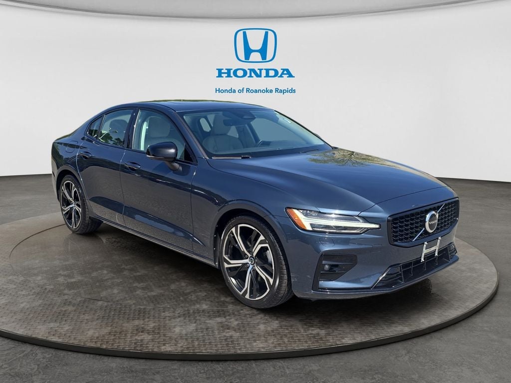 2024 Volvo S60 B5 Core Dark Theme