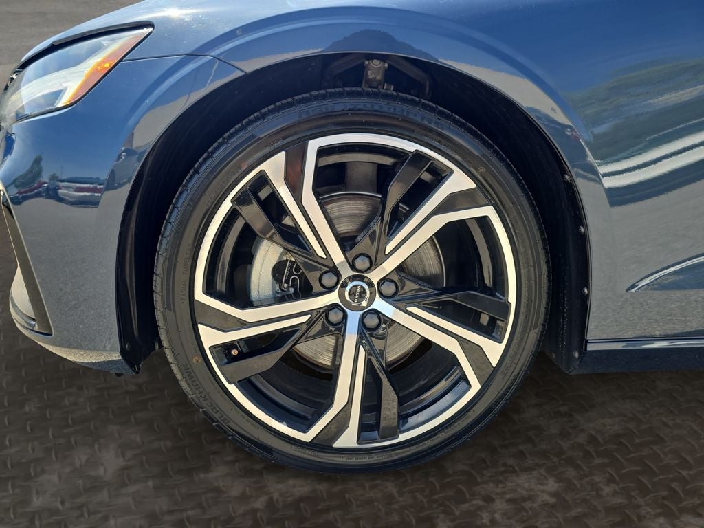 2024 Volvo S60 B5 Core Dark Theme
