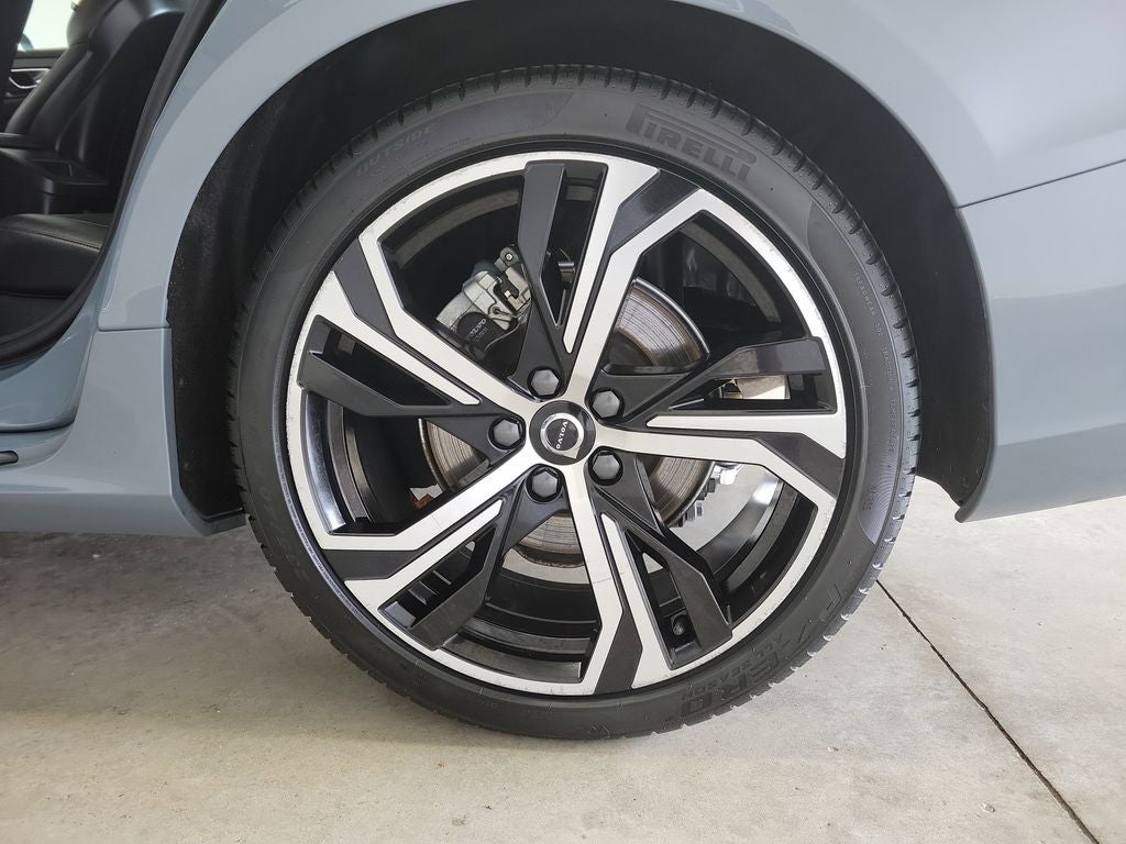 2024 Volvo S60 B5 Core Dark Theme
