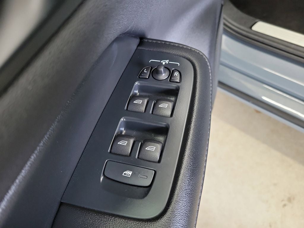 2024 Volvo S60 B5 Core Dark Theme