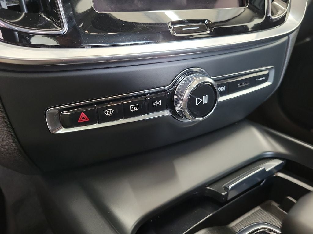 2024 Volvo S60 B5 Core Dark Theme