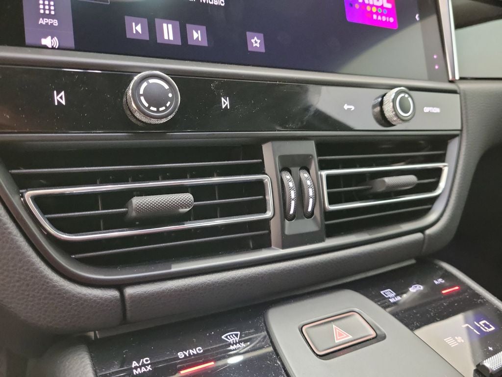 2025 Porsche Macan Base