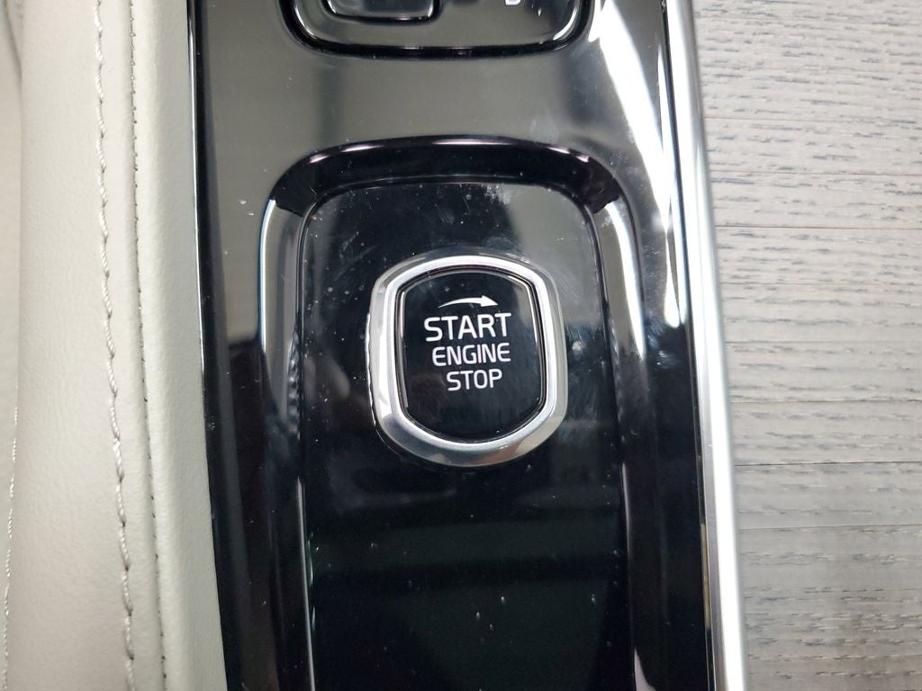 2025 Volvo XC90 B6 Plus 7-Seater