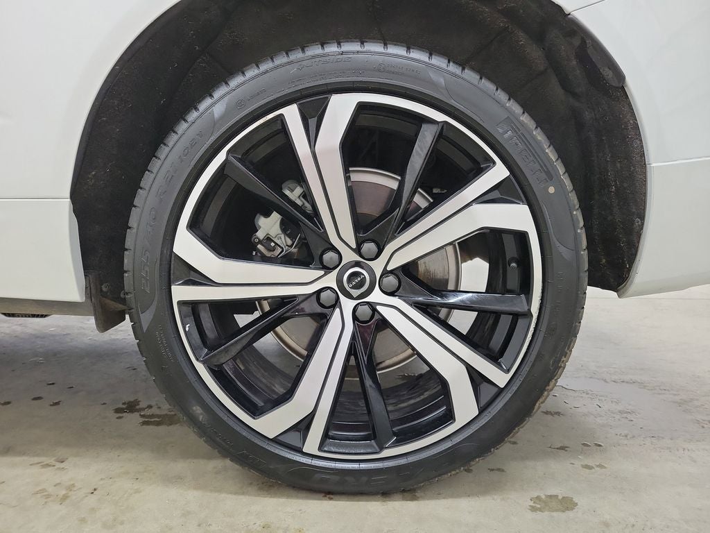 2022 Volvo XC60 B6 R-Design