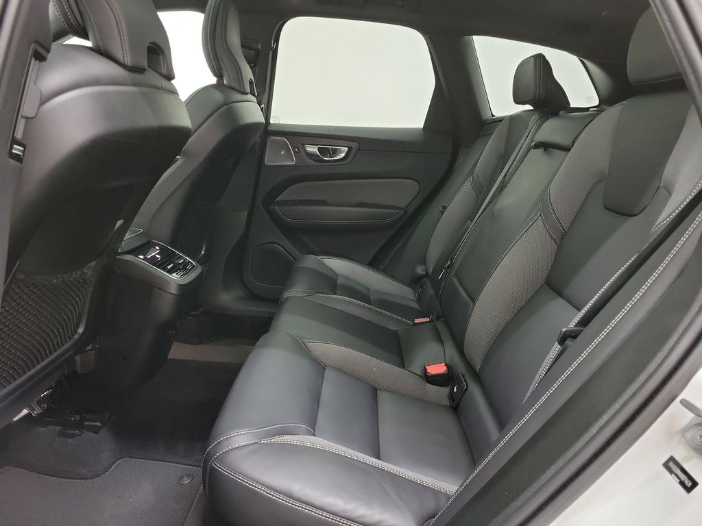 2022 Volvo XC60 B6 R-Design