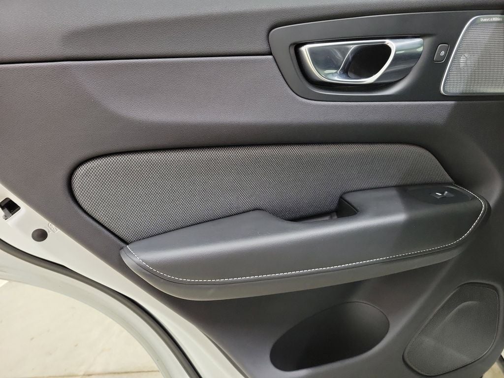 2022 Volvo XC60 B6 R-Design