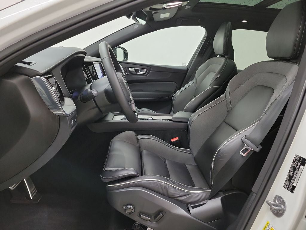 2022 Volvo XC60 B6 R-Design