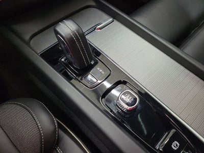 2022 Volvo XC60 B6 R-Design