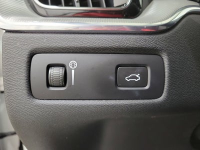 2022 Volvo XC60 B6 R-Design