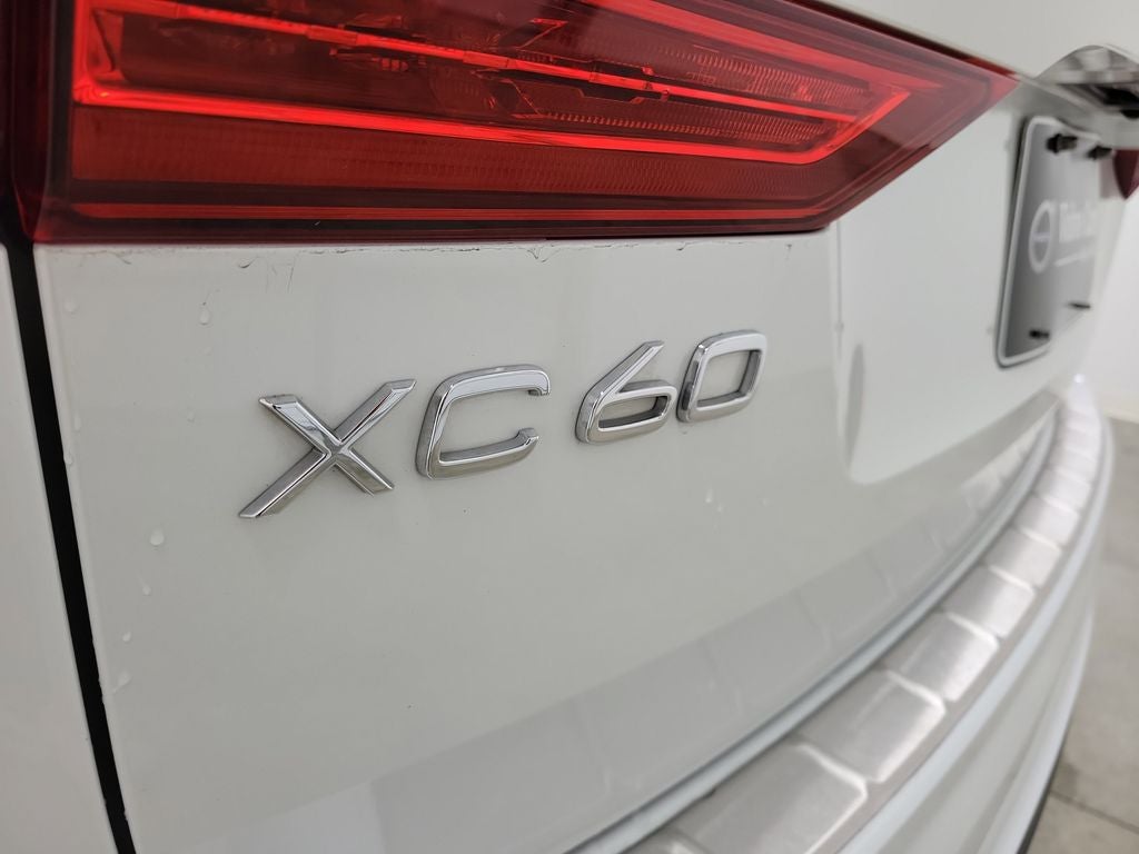 2022 Volvo XC60 B6 R-Design