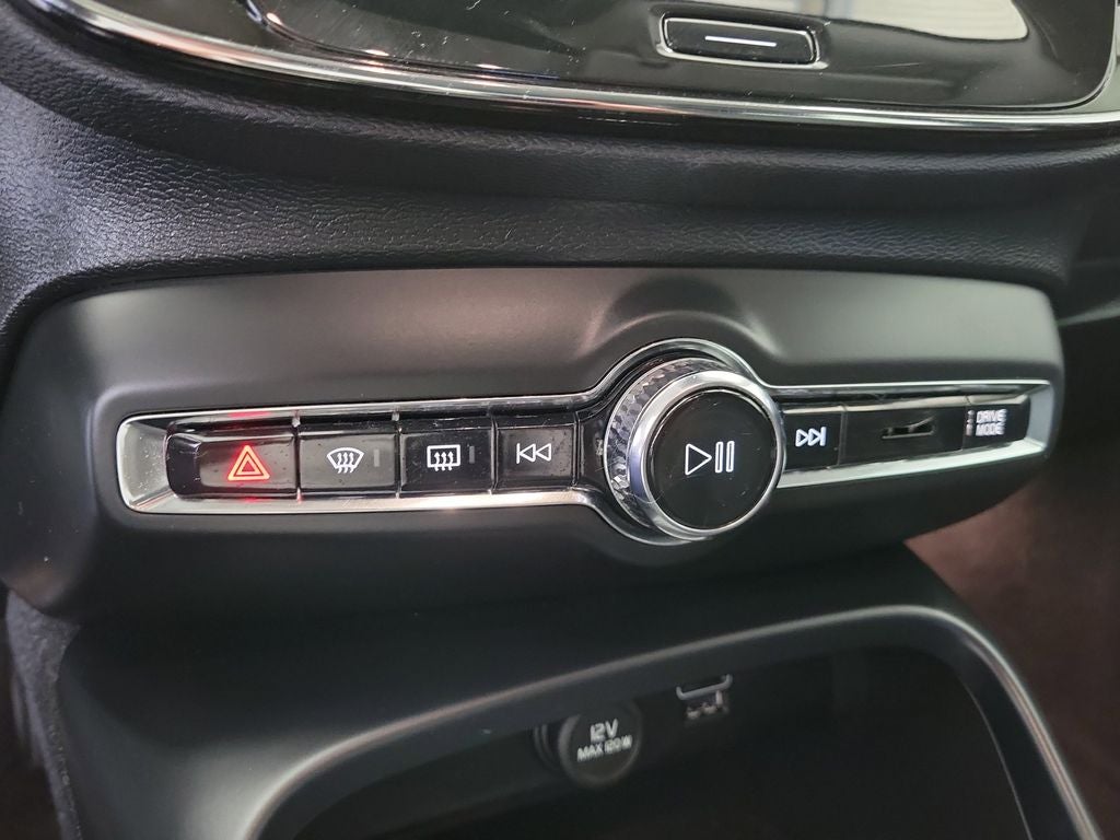 2021 Volvo XC40 Momentum