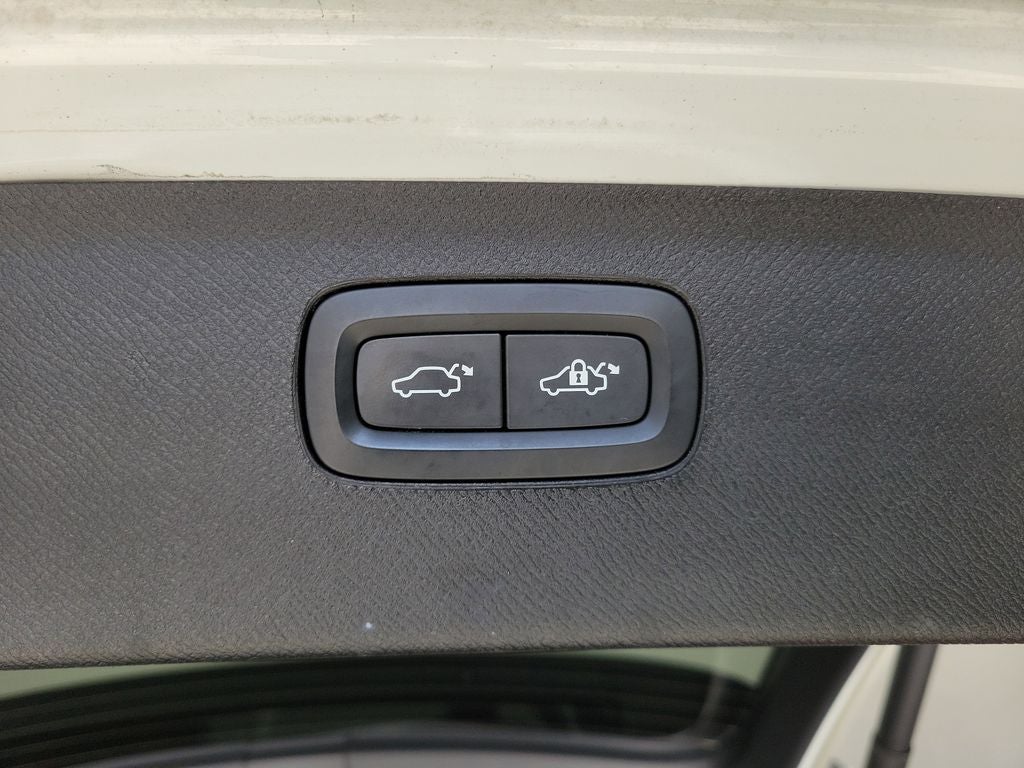 2021 Volvo XC90 T6 Momentum