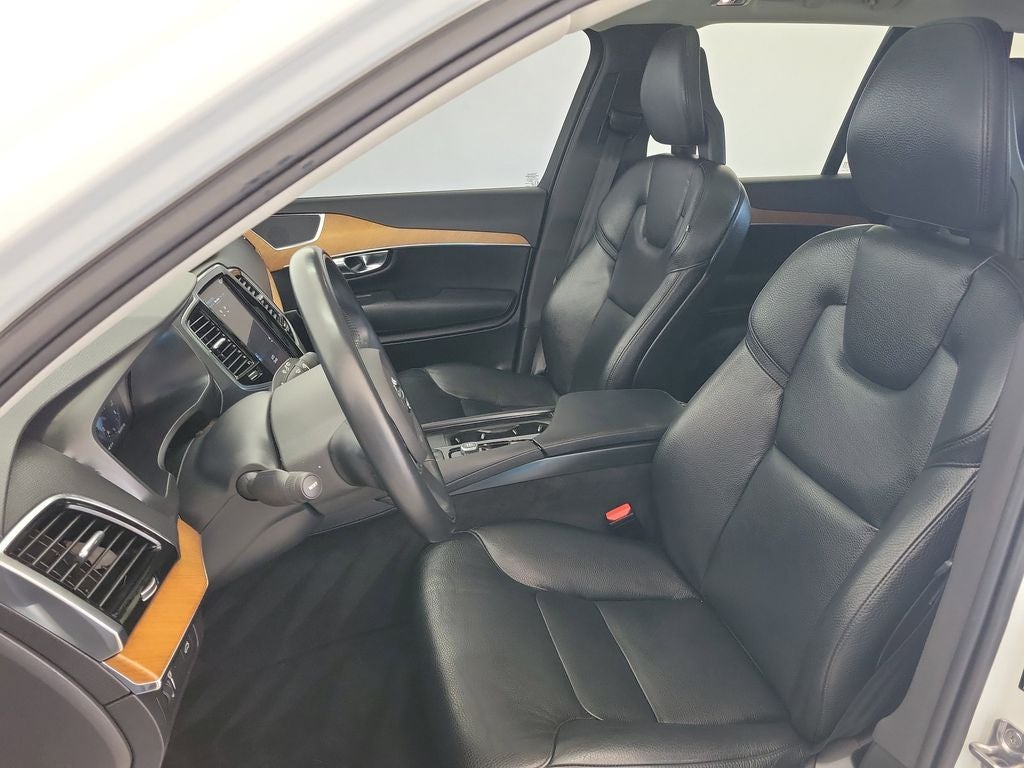 2021 Volvo XC90 T6 Momentum