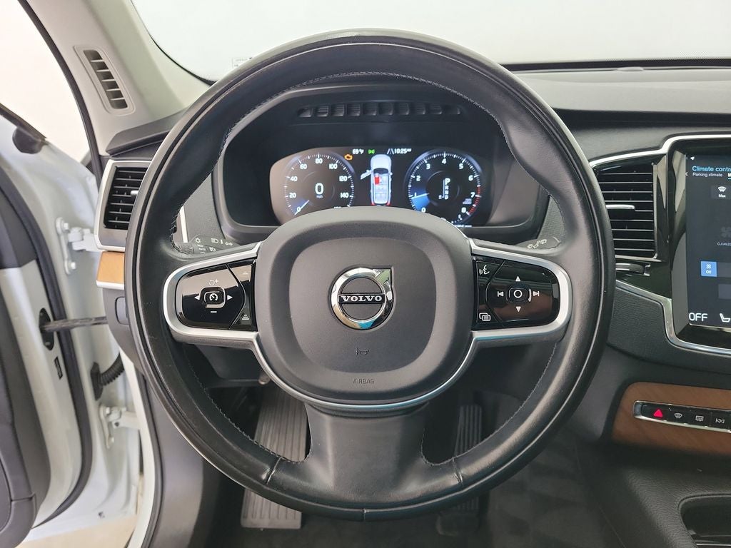 2021 Volvo XC90 T6 Momentum