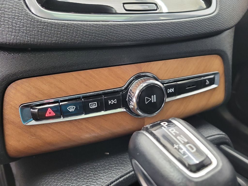 2021 Volvo XC90 T6 Momentum