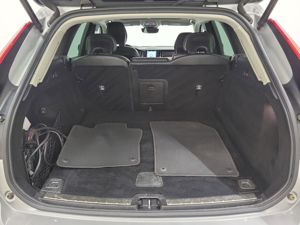 2023 Volvo XC60 Recharge Plug-In Hybrid T8 Plus Dark Theme