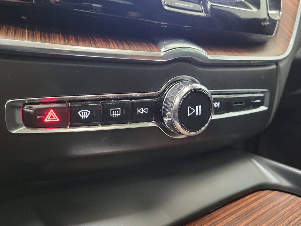 2023 Volvo XC60 Recharge Plug-In Hybrid T8 Plus Dark Theme