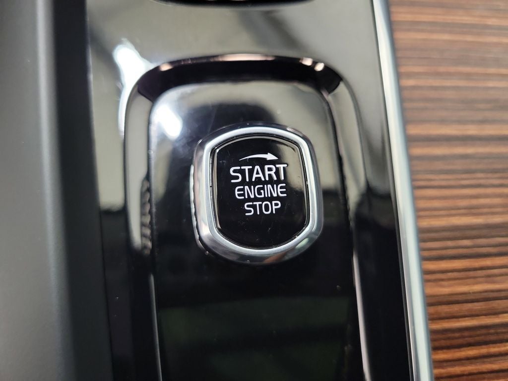 2023 Volvo XC60 Recharge Plug-In Hybrid T8 Plus Dark Theme