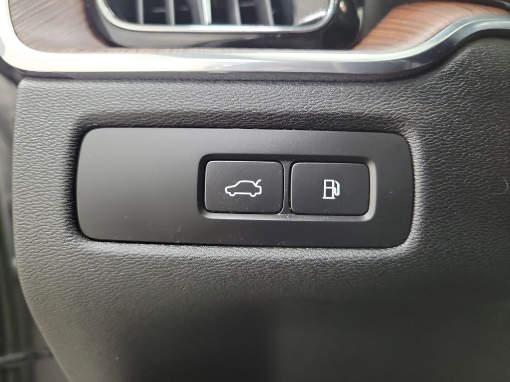 2023 Volvo XC60 Recharge Plug-In Hybrid T8 Plus Dark Theme