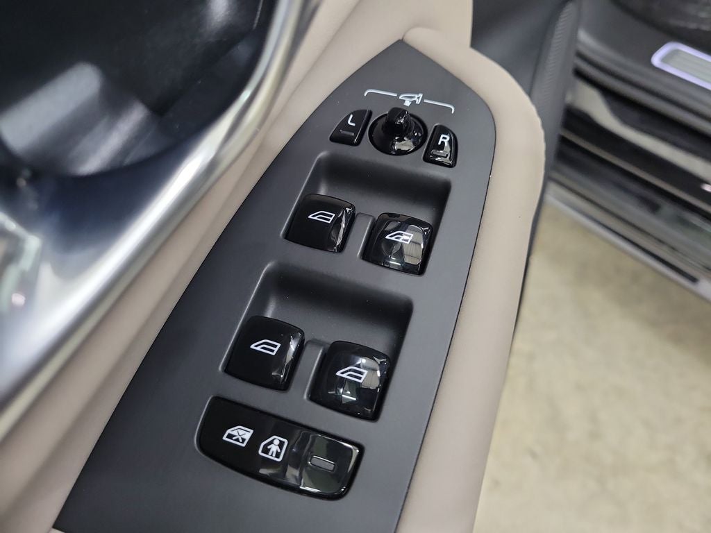 2026 Volvo XC90 Plug-In Hybrid T8 Plus 6 Passenger