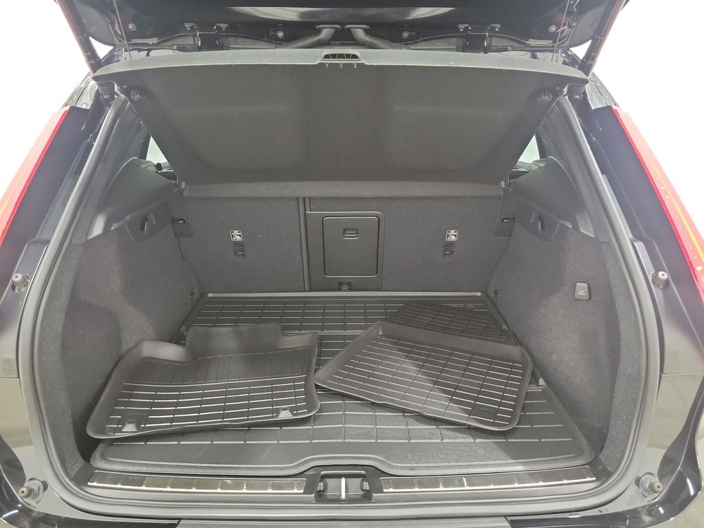 2023 Volvo XC40 B4 Plus Bright Theme