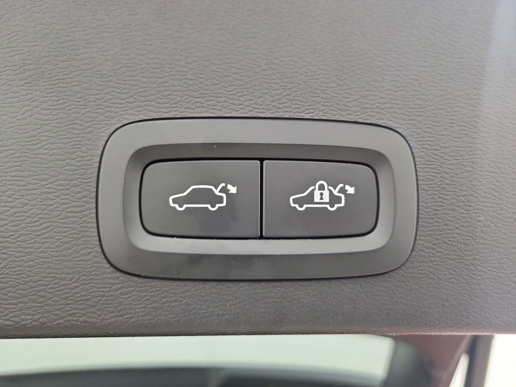 2023 Volvo XC40 B4 Plus Bright Theme