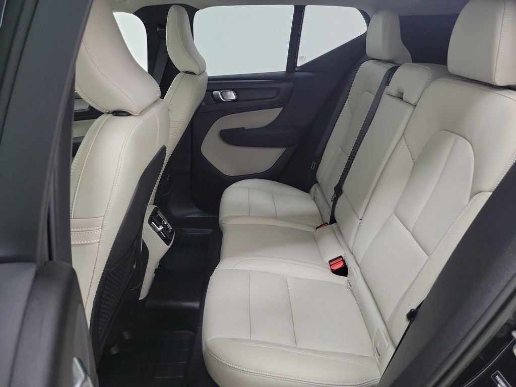 2023 Volvo XC40 B4 Plus Bright Theme