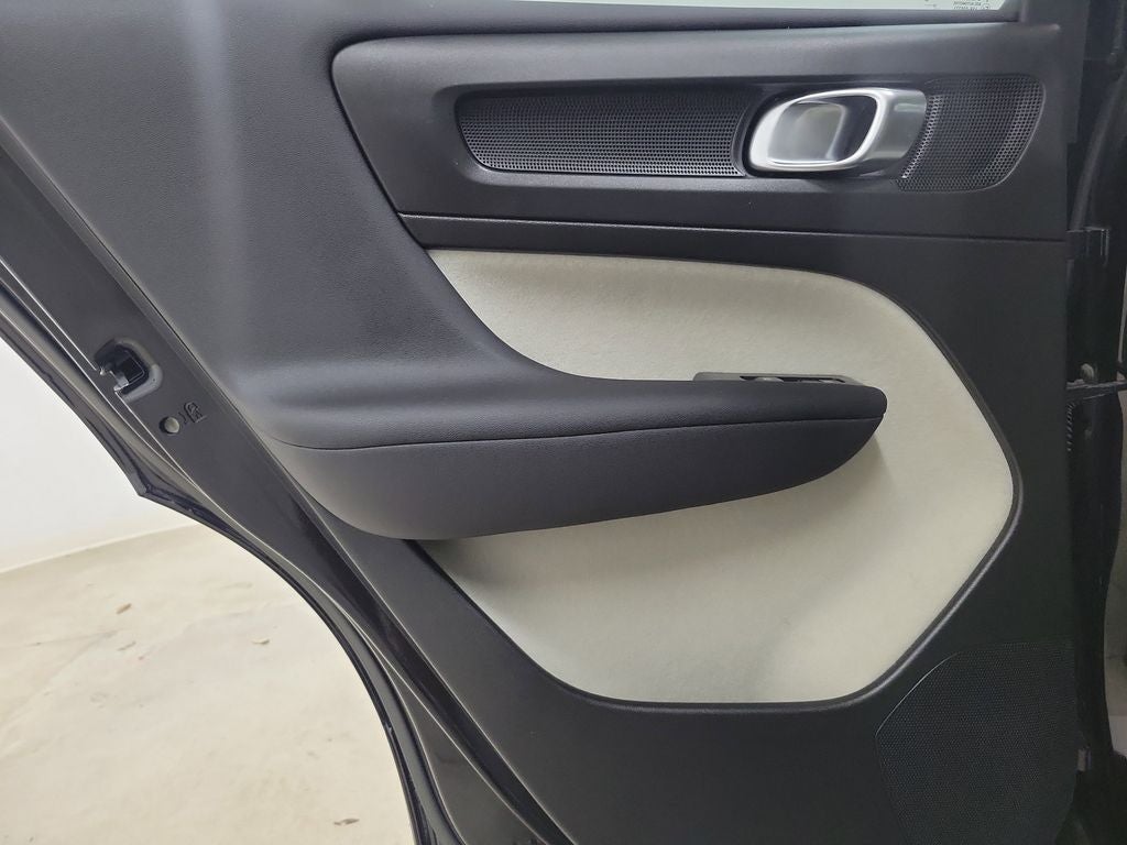 2023 Volvo XC40 B4 Plus Bright Theme