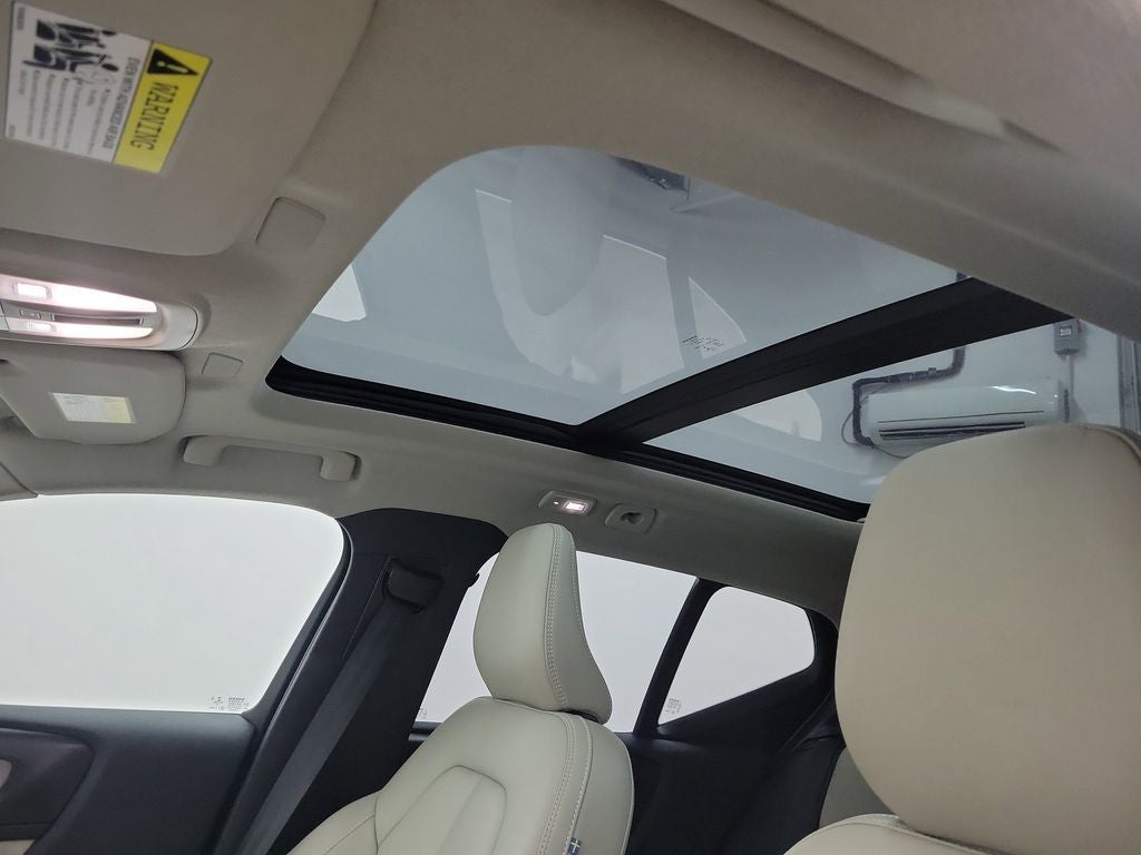 2023 Volvo XC40 B4 Plus Bright Theme