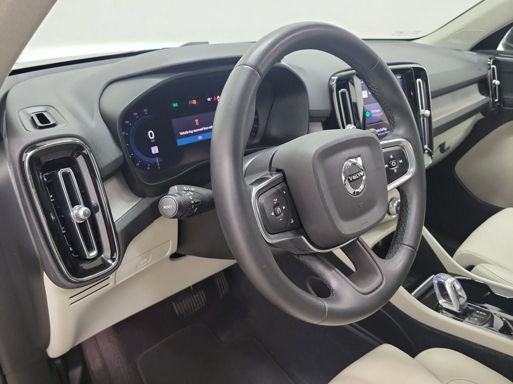 2023 Volvo XC40 B4 Plus Bright Theme