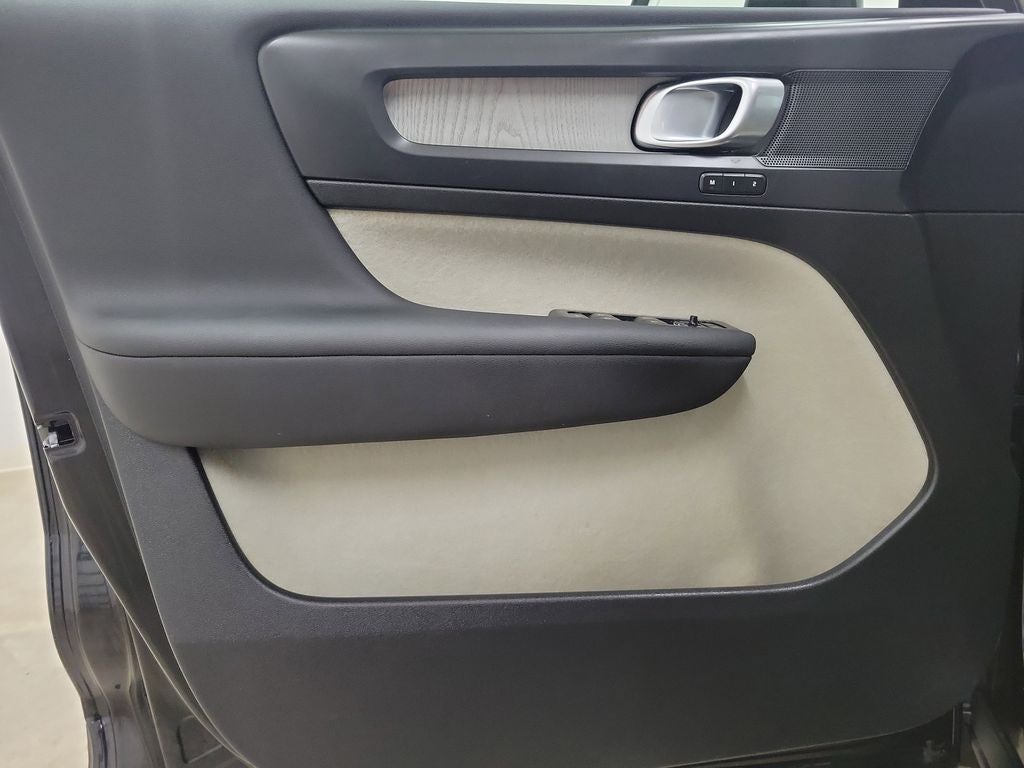 2023 Volvo XC40 B4 Plus Bright Theme