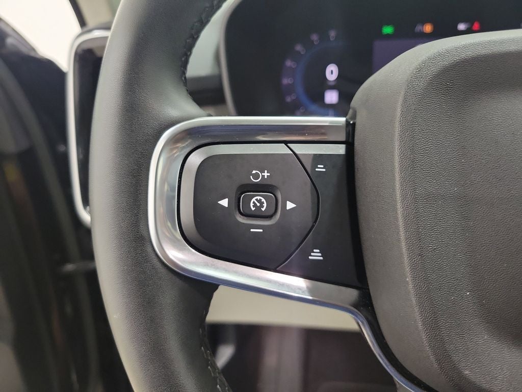 2023 Volvo XC40 B4 Plus Bright Theme