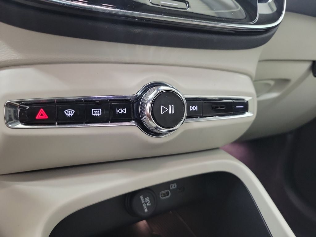 2023 Volvo XC40 B4 Plus Bright Theme