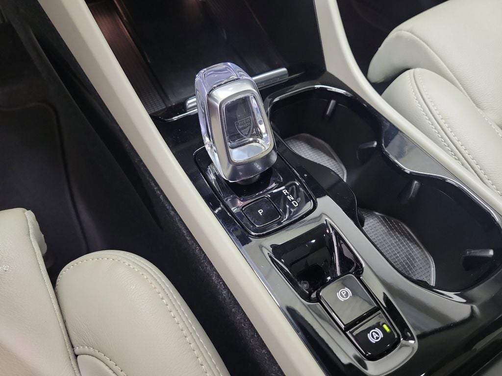 2023 Volvo XC40 B4 Plus Bright Theme