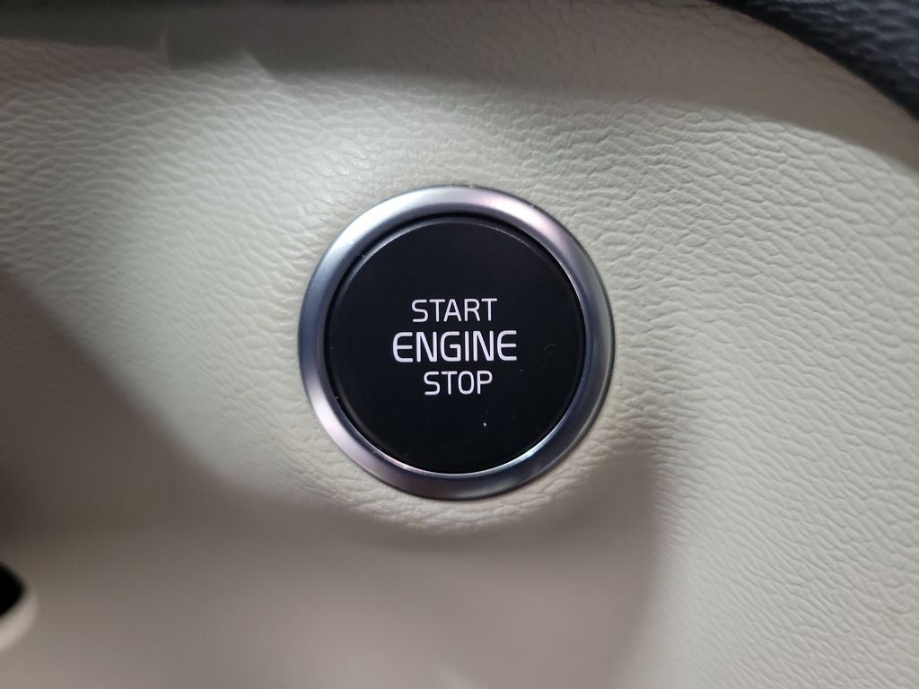 2023 Volvo XC40 B4 Plus Bright Theme