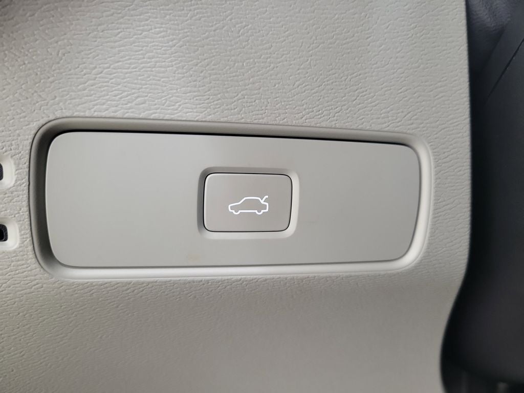 2023 Volvo XC40 B4 Plus Bright Theme