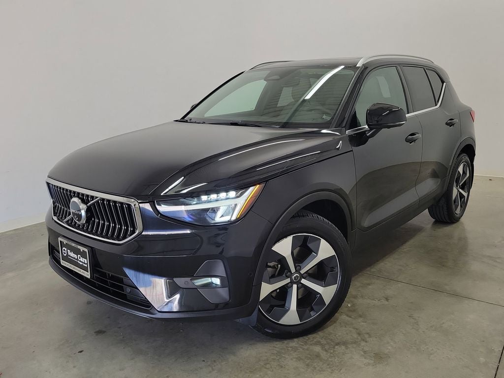 2023 Volvo XC40 B4 Plus Bright Theme