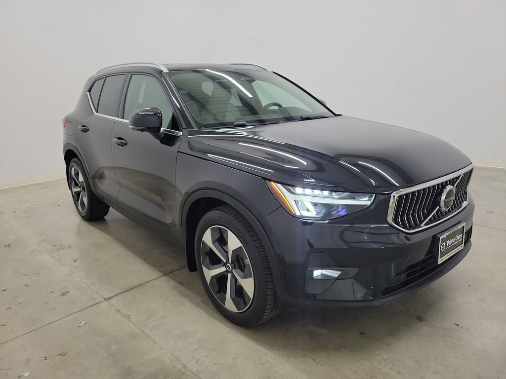2023 Volvo XC40 B4 Plus Bright Theme