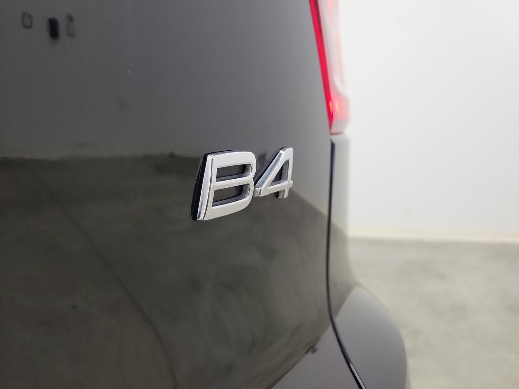 2023 Volvo XC40 B4 Plus Bright Theme
